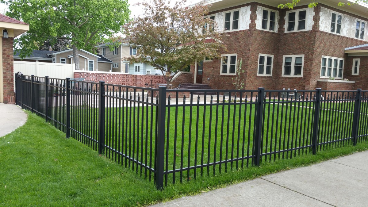 3-Rail Flat Top Aluminum Fence with Alt Points Gallery | Phillips ...