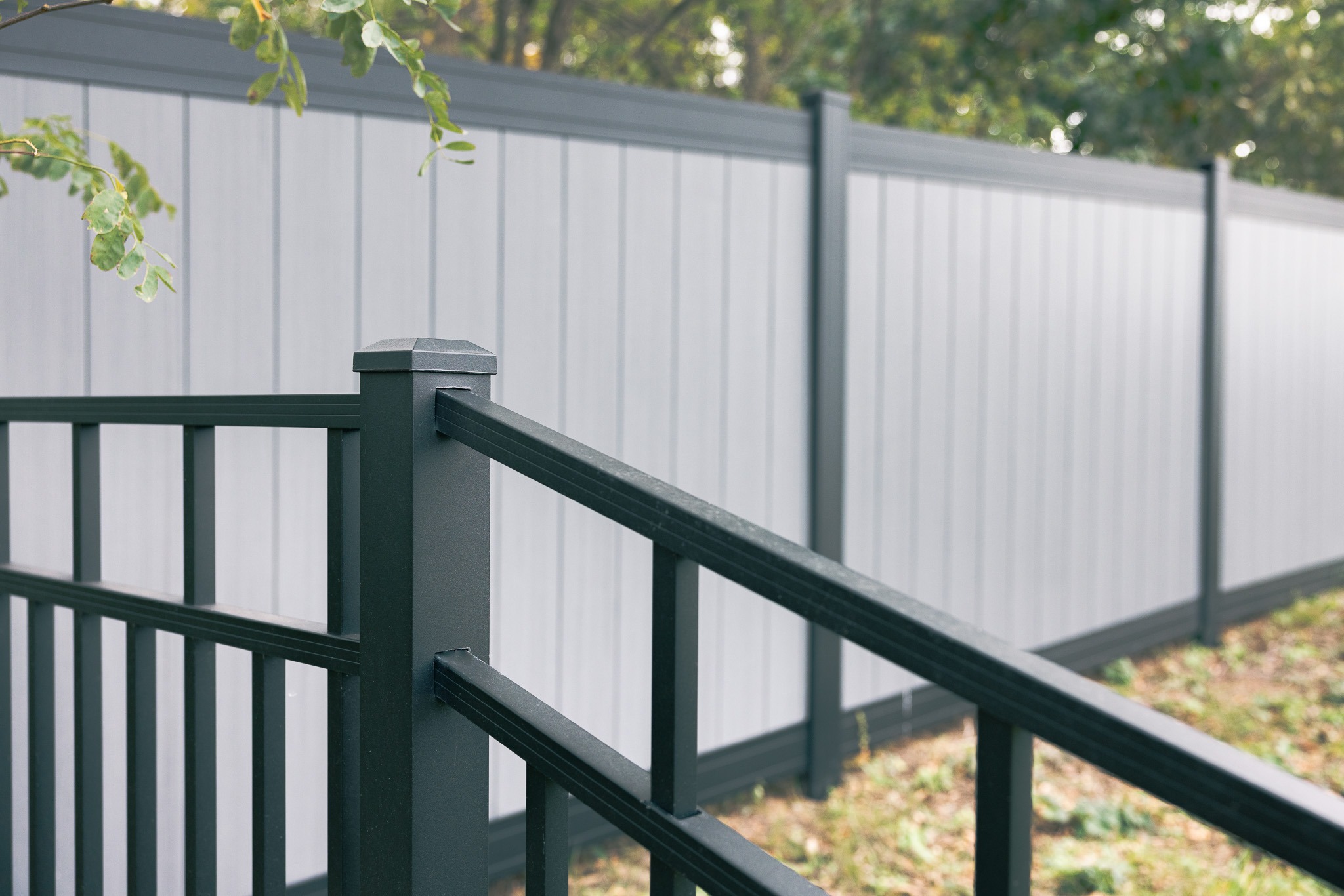 Modern metal and vinyl privacy fence corner